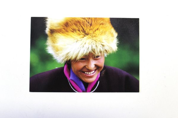 Frau aus Kongpo mit traditioneller Fuchsfellmütze